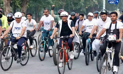 Delhi में फिटनेस अभियान के तहत हजारों लोगों ने साइकिल चलाई