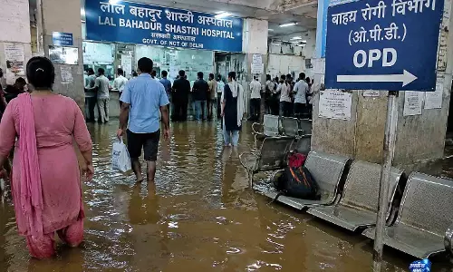 Delhi के अस्पताल में जलभराव, ओपीडी में पानी भरने से हड़कंप