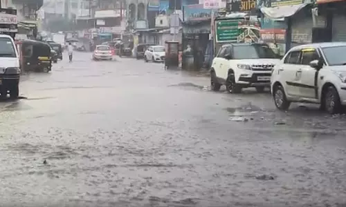 मुंबई में मूसलाधार बारिश का कहर, स्कूल-कॉलेज बंद, उड़ानें और लोकल सेवाएं प्रभावित मुंबई में मूसलाधार बारिश का कहर, स्कूल-कॉलेज बंद, उड़ानें और लोकल सेवाएं प्रभावित