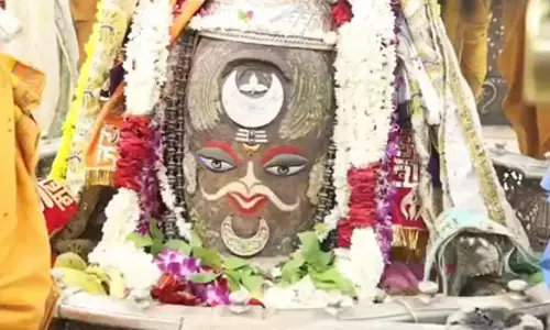 ओम, चंद्रमा, बेलपत्र और मोगरे की माला से सजे बाबा महाकाल, की गई भव्य भस्म आरती ओम, चंद्रमा, बेलपत्र और मोगरे की माला से सजे बाबा महाकाल, की गई भव्य भस्म आरती