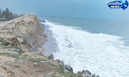 Ganjam जिले में समुद्री कटाव से बढ़ी चिंता, आर्यपल्ली तट पर खतरे के संकेत, ग्रामीणों में डर Ganjam जिले में समुद्री कटाव से बढ़ी चिंता, आर्यपल्ली तट पर खतरे के संकेत, ग्रामीणों में डर
