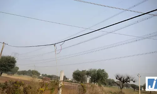 हाईटेंशन लाइन का इंसुलेटर टूटा, घरों में दौड़ा करंट, मचा हड़कंप हाईटेंशन लाइन का इंसुलेटर टूटा, घरों में दौड़ा करंट, मचा हड़कंप