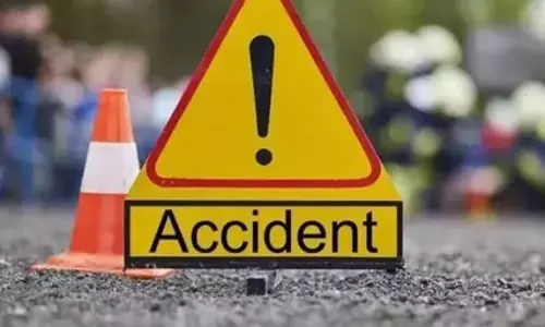 मोबाइल में व्यस्त बस चालक ने 6 साल की बच्ची को कुचला, दर्दनाक मौत मोबाइल में व्यस्त बस चालक ने 6 साल की बच्ची को कुचला, दर्दनाक मौत