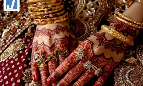 सुहागरात पर दुल्हन ने धमकाया, खुद को किसी और की अमानत बताया, दूल्हे के होश फाख्ता सुहागरात पर दुल्हन ने धमकाया, खुद को किसी और की अमानत बताया, दूल्हे के होश फाख्ता
