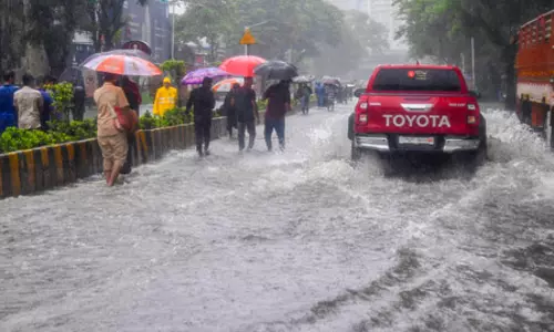 महाराष्ट्र: मुंबई में भारी बारिश का रेड अलर्ट, तेज हवाएं चलने की चेतावनी जारी महाराष्ट्र: मुंबई में भारी बारिश का रेड अलर्ट, तेज हवाएं चलने की चेतावनी जारी