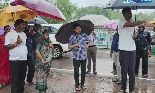 बारिश के बीच छाता लेकर सड़कों पर उतरे महापौर, कलेक्टर और आयुक्त