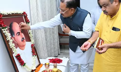 CM साय ने प्रख्यात शिक्षाविद डॉ. श्यामा प्रसाद मुखर्जी को पुष्प अर्पित कर किया नमन CM साय ने प्रख्यात शिक्षाविद डॉ. श्यामा प्रसाद मुखर्जी को पुष्प अर्पित कर किया नमन