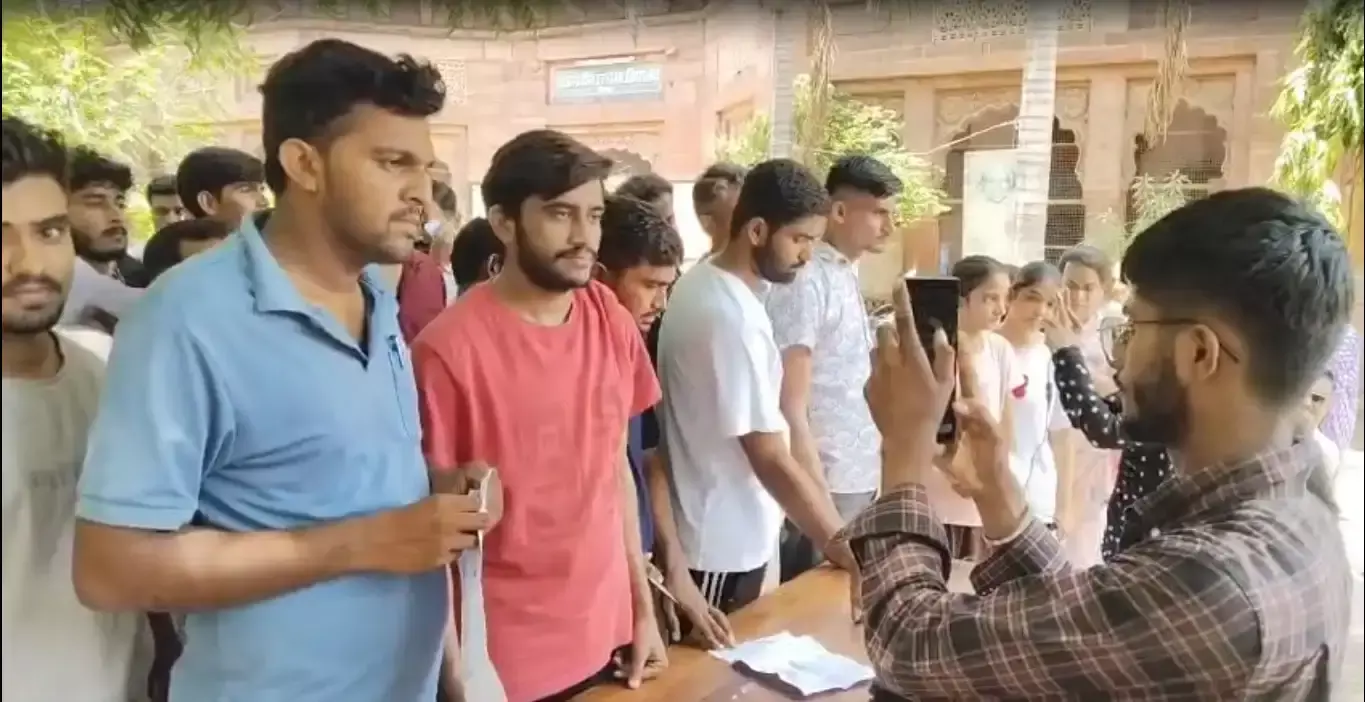Jodhpur: सुरक्षा के कड़े इंतजामों के बीच शांतिपूर्ण ढंग से संपन्न हुई एलडीसी परीक्षा Jodhpur: सुरक्षा के कड़े इंतजामों के बीच शांतिपूर्ण ढंग से संपन्न हुई एलडीसी परीक्षा