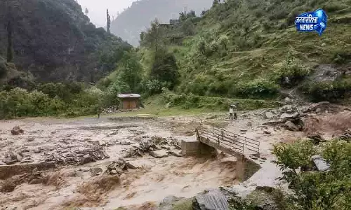 Jammu and Kashmir में बाढ़ का कहर, सड़क यातायात ठप Jammu and Kashmir में बाढ़ का कहर, सड़क यातायात ठप