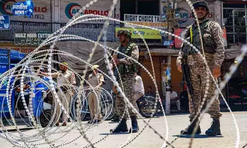 Shopian में मुठभेड़ के बाद 2 आतंकियों की तलाश जारी Shopian में मुठभेड़ के बाद 2 आतंकियों की तलाश जारी