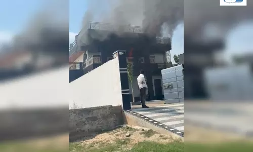 AC ब्लास्ट से मकान में लगी भीषण आग, लाखों का सामान जलकर राख, देखें मंजर AC ब्लास्ट से मकान में लगी भीषण आग, लाखों का सामान जलकर राख, देखें मंजर