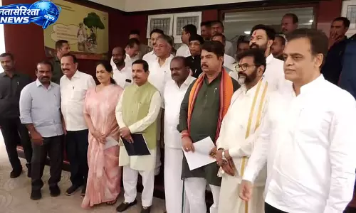 कर्नाटक में वोटर रजिस्ट्रेशन पर अनियमितताओं के आरोप, NDA नेताओं ने CEO से की शिकायत कर्नाटक में वोटर रजिस्ट्रेशन पर अनियमितताओं के आरोप, NDA नेताओं ने CEO से की शिकायत