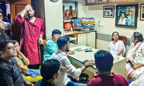 बारुईपुर तनाव: TMC नेताओं का आरोप, ममता बनर्जी के दौरे पर लगी रोक बारुईपुर तनाव: TMC नेताओं का आरोप, ममता बनर्जी के दौरे पर लगी रोक