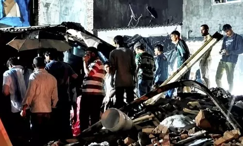 Mumbai: घर ढहने से मानखुर्द में छह लोगों की जान गई, एक घायल Mumbai: घर ढहने से मानखुर्द में छह लोगों की जान गई, एक घायल