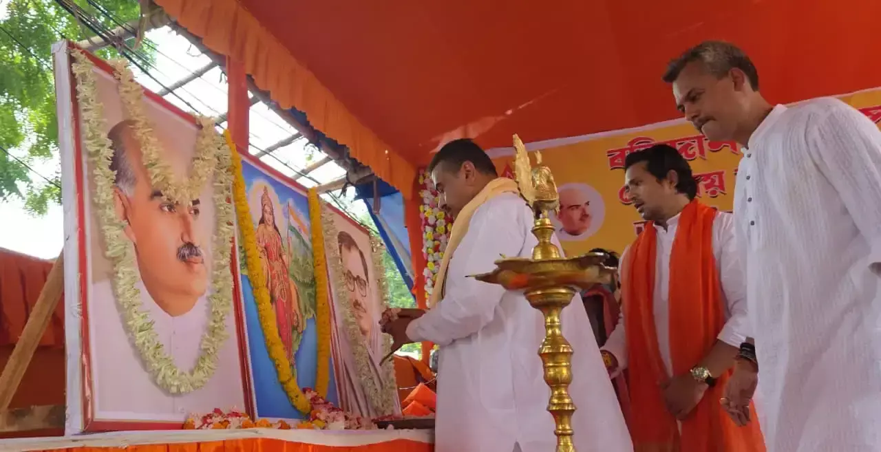 Kolkata: 125वीं जयंती पर शुभेंदु अधिकारी ने डॉ. श्यामा प्रसाद मुखर्जी को किया नमन Kolkata: 125वीं जयंती पर शुभेंदु अधिकारी ने डॉ. श्यामा प्रसाद मुखर्जी को किया नमन