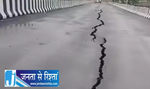 जून में उद्घाटन और जुलाई में ओवरब्रिज पर आई दरार, आवागमन से डर रहे राहगीर