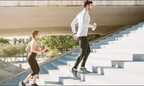 Health: लिफ्ट छोड़ें, सीढ़ियां पकड़ें! रोजाना चढ़ने से बदल जाएगी सेहत