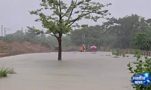 Sambalpur में बारिश के पानी में दो युवक बह गए, एक लापता Sambalpur में बारिश के पानी में दो युवक बह गए, एक लापता