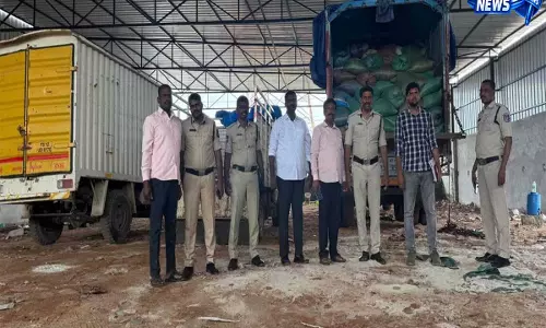 Hyderabad में देर रात छापेमारी, बड़ी मात्रा में PDS चावल और गेहूं जब्त Hyderabad में देर रात छापेमारी, बड़ी मात्रा में PDS चावल और गेहूं जब्त