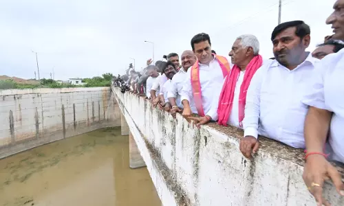 KTR ने तेलंगाना को सूखे से बचाने के लिए कन्नेपल्ली से पानी उठाने की मांग की KTR ने तेलंगाना को सूखे से बचाने के लिए कन्नेपल्ली से पानी उठाने की मांग की