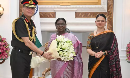 राष्ट्रपति द्रौपदी मुर्मु से मिले थलसेना प्रमुख राष्ट्रपति द्रौपदी मुर्मु से मिले थलसेना प्रमुख