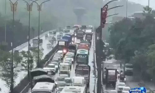 Maharashtra में भारी बारिश से जनजीवन प्रभावित, सरकार अलर्ट पर, कांग्रेस ने उठाए सवाल Maharashtra में भारी बारिश से जनजीवन प्रभावित, सरकार अलर्ट पर, कांग्रेस ने उठाए सवाल