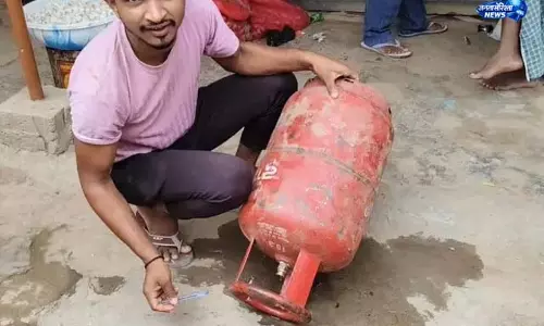 सिलेंडर में गैस की जगह पानी मिलने से बवाल सिलेंडर में गैस की जगह पानी मिलने से बवाल