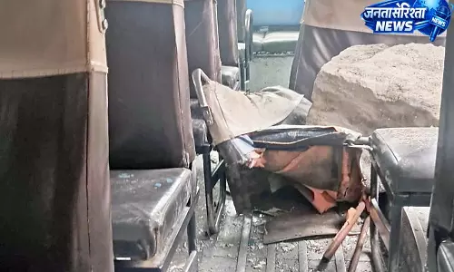 पहाड़ी से बस पर गिरा पत्थर, एक की मौत पहाड़ी से बस पर गिरा पत्थर, एक की मौत