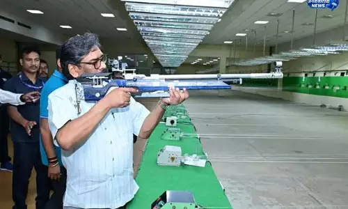 हाथ में बंदूक लेकर दिखे हेमंत सोरेन हाथ में बंदूक लेकर दिखे हेमंत सोरेन