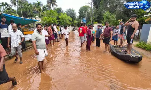 Kerala : सड़क की बदहाल स्थिति के खिलाफ ग्रामीणों का अनोखा विरोध Kerala : सड़क की बदहाल स्थिति के खिलाफ ग्रामीणों का अनोखा विरोध