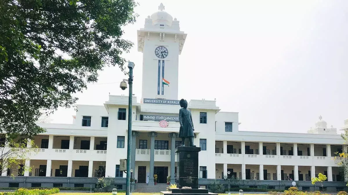 Kerala यूनिवर्सिटी के एग्जाम पेपर में सवाल के साथ जवाब छपा; बड़ी चूक Kerala यूनिवर्सिटी के एग्जाम पेपर में सवाल के साथ जवाब छपा; बड़ी चूक