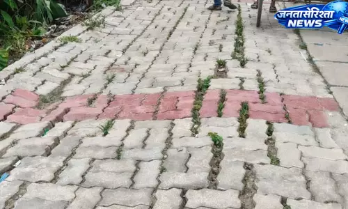 कटिहार नगर निगम में ठेकेदार की मनमानी से सड़क बंद कटिहार नगर निगम में ठेकेदार की मनमानी से सड़क बंद