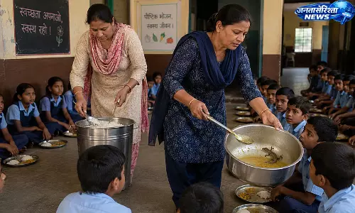 Delhi : स्कूल में मिड-डे मील में मरी छिपकली मिलने से हड़कंप Delhi : स्कूल में मिड-डे मील में मरी छिपकली मिलने से हड़कंप