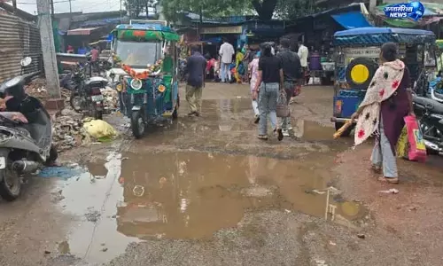 चक्रधरपुर की सड़कें बनीं लोगों की परेशानी चक्रधरपुर की सड़कें बनीं लोगों की परेशानी