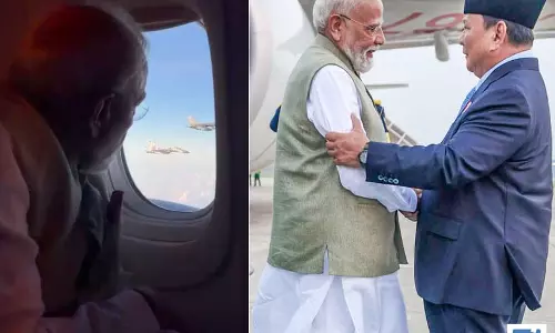 जकार्ता पहुंचे पीएम मोदी, राष्ट्रपति सुबियांतो ने किया स्वागत, फाइटर जेट्स ने विमान को एस्कॉर्ट किया जकार्ता पहुंचे पीएम मोदी, राष्ट्रपति सुबियांतो ने किया स्वागत, फाइटर जेट्स ने विमान को एस्कॉर्ट किया