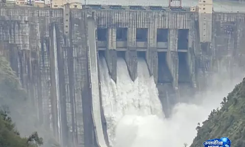 भारी बारिश से चिनाब नदी का जलस्तर बढ़ा, Baglihar Dam के 3 गेट खोले गए भारी बारिश से चिनाब नदी का जलस्तर बढ़ा, Baglihar Dam के 3 गेट खोले गए