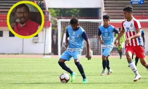 सरायकेला में खिलाड़ियों के बीच पहुंचे Arjun Munda, फुटबॉल मैच में की कमेंट्री