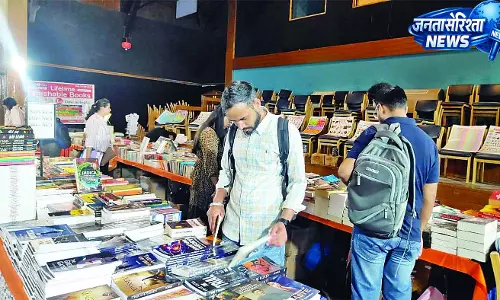 गेयटी थियेटर पुस्तक मेले में युवाओं ने खरीदी बायोग्राफी