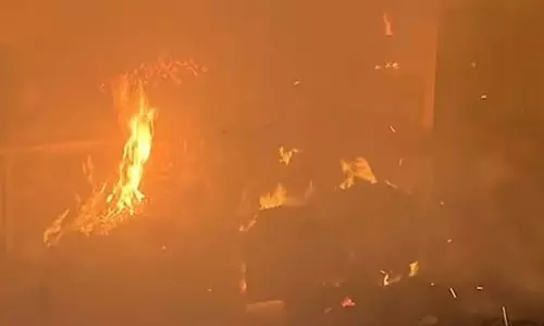 kerala: कोट्टायम में टिशू पेपर बनाने वाली यूनिट में आग लग गई, आग बुझाने का काम जारी kerala: कोट्टायम में टिशू पेपर बनाने वाली यूनिट में आग लग गई, आग बुझाने का काम जारी
