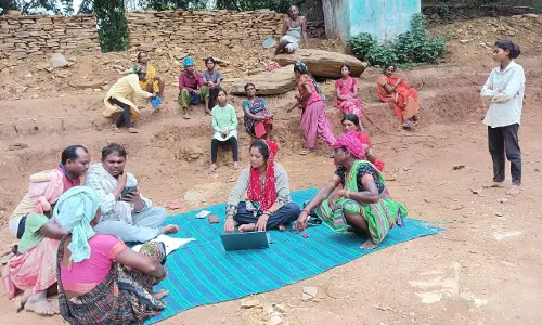 बस्तर में बैंक सखियां बन रहीं ग्रामीणों की आर्थिक संबल