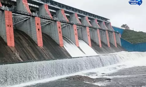 प्रशासन ने लोगों को नदी किनारे से दूर रहने की अपील
