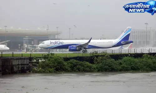 मुंबई में मूसलाधार बारिश से जनजीवन अस्त-व्यस्त, सड़क, रेल और हवाई सेवाएं प्रभावित मुंबई में मूसलाधार बारिश से जनजीवन अस्त-व्यस्त, सड़क, रेल और हवाई सेवाएं प्रभावित