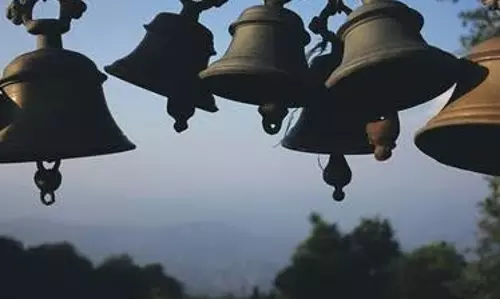 घंटी बजाने की परंपरा: जानें इसके पीछे की पौराणिक कहानी घंटी बजाने की परंपरा: जानें इसके पीछे की पौराणिक कहानी