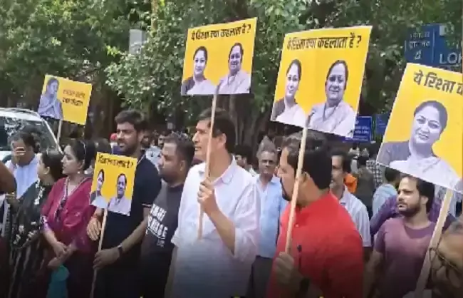New Delhi: एलएनजेपी अस्पताल के बाहर कथित स्वास्थ्य घोटाले पर आप का हल्ला बोल New Delhi: एलएनजेपी अस्पताल के बाहर कथित स्वास्थ्य घोटाले पर आप का हल्ला बोल