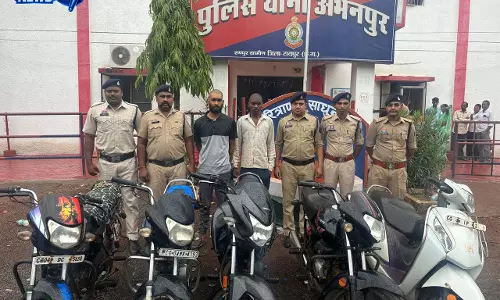 पुलिस ने दोपहिया वाहन चोरी करने गिरोह का किया पर्दाफाश, नाबालिग सहित 3 गिरफ्तार पुलिस ने दोपहिया वाहन चोरी करने गिरोह का किया पर्दाफाश, नाबालिग सहित 3 गिरफ्तार