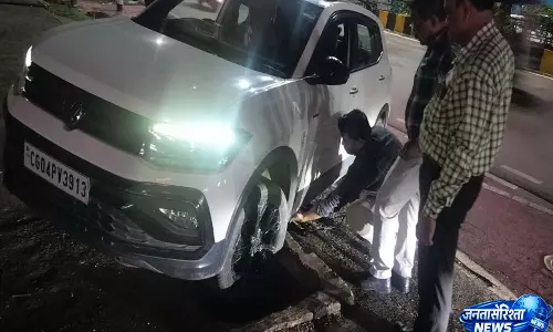 इंद्रावती कॉलोनी मोड़ पर सड़क धंसी, कार का पहिया फंसा, बड़ा हादसा टला इंद्रावती कॉलोनी मोड़ पर सड़क धंसी, कार का पहिया फंसा, बड़ा हादसा टला
