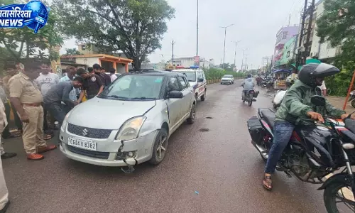 नेताजी चौक पर बाइक से गिरे युवक को कार ने रौंदा, हालत गंभीर नेताजी चौक पर बाइक से गिरे युवक को कार ने रौंदा, हालत गंभीर