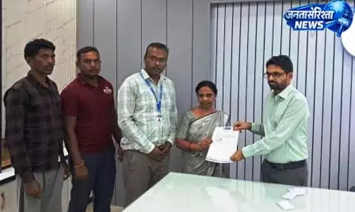 प्रधानमंत्री जीवन ज्योति बीमा योजना के तहत जिला पंचायत सीईओ ने सौंपे चेक