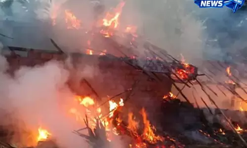 डब्बारास में भीषण आग, घर जलकर खाक, लाखों का नुकसान डब्बारास में भीषण आग, घर जलकर खाक, लाखों का नुकसान