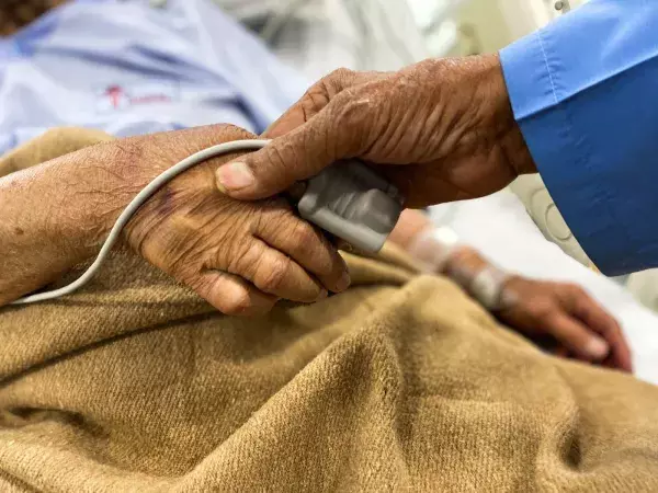 क्या इलाज अब अमीरों की जरूरत बनता जा रहा है? बढ़ती मेडिकल लागत पर एक नजर क्या इलाज अब अमीरों की जरूरत बनता जा रहा है? बढ़ती मेडिकल लागत पर एक नजर